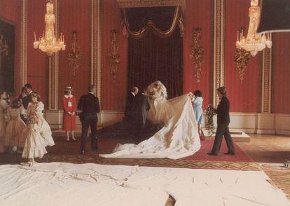 Los ayudantes colocan a la ya princesa de Inglaterra para las fotos oficiales de la casa real británica.