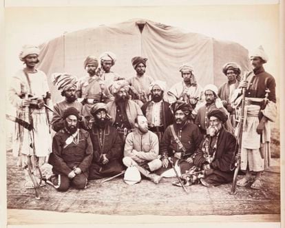 Un militar británico junto a oficiales afghanos en 1879.