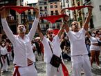 Pamplona, 06/07/2020 - Varias personas, vestidas de blanco y rojo, alzan sus pañuelos al aire a las 12:00 durante el no chupinazo de los Sanfermines 2020. Foto: Pablo Lasaosa