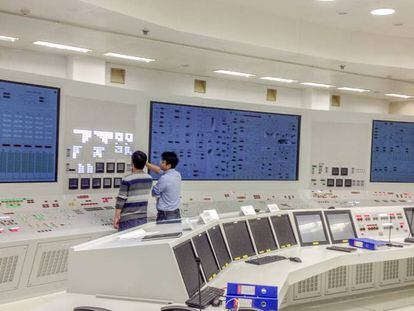 Simulador de una sala de control de Tecnatom para el programa nuclear chino. 
