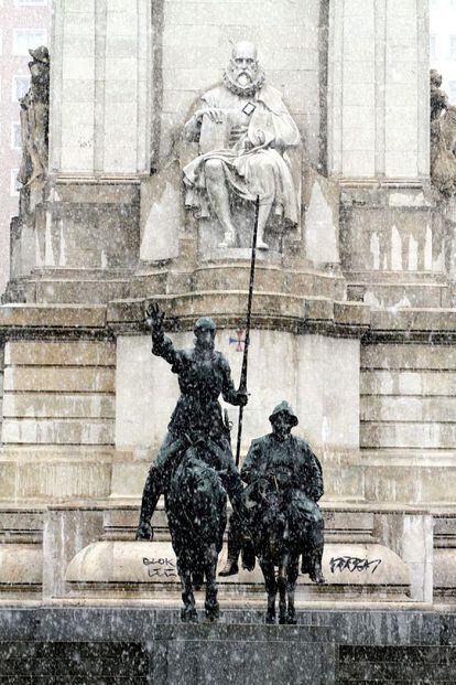 Don Quijote y Sancho Panza están sufriendo las inclemencias del tiempo sin perder la compostura. En la Plaza de España la nieve no cuaja pero cae con intensidad.