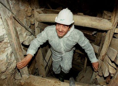 Francisco Álvarez-Cascos, durante una visita a las obras del túnel del funicular que une Poncebos y Bulnes, en los Picos de Europa, el 23 de mayo de 1999.