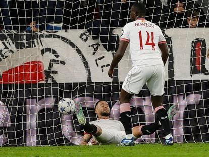 Gudelj cae desplomado tras hacerse en propia puerta el 2-2 del PSV.