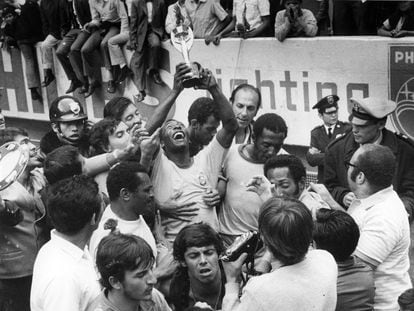 Pelé sostiene el trofeo Jues Rimet tras ganar el Mundial de 1970.