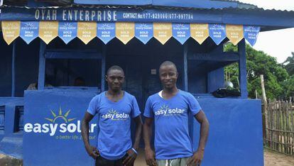 Dos de los agentes encargados del cobro en Sierra Leona.