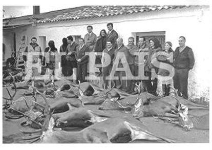 El exnúmero dos de Esperanza Aguirre Francisco Granados (en el centro y con traje) en una finca de caza en 2002. El constructor Francisco Colado (Grupo Dico), el primero por la izquierda.