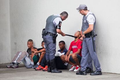 Jóvenes abordados por policías en el centro comercial Itaquera.