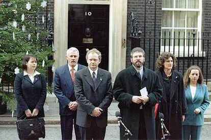 Gerry Adams (tercero por la derecha) y el jefe de la delegación del Sinn Fein, Martin McGuiness (a su derecha), en Downing Street en diciembre de 1997.
