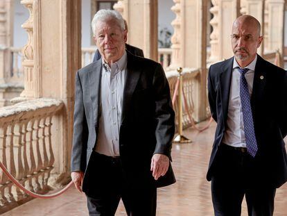 El Premio Nobel de Economía, Richard H. Thaler, junto a Oscar González Benito, director de la Fundación General de la Universidad de Salamanca. a su llegada este miércoles al Congreso Internacional de Economía de la Longevidad en Salamanca.