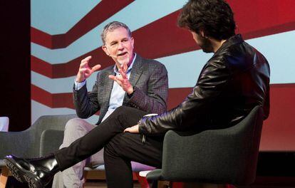 El consejero delegado de Netflix , Reed Hastings, conversa con el actor Álvaro Morte (de espaldas).