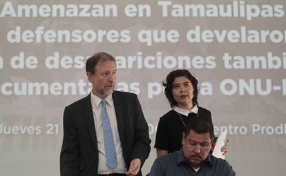 Raymundo Ramos (centro), acompañado de Jan Jarab, de la ONU, y Tania Reneaum, de Amnistía Internacional.
