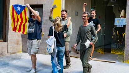 Los detenidos por el boicot a la Vuelta, a la salida del juzgado de Solsona, el 28 de agosto.