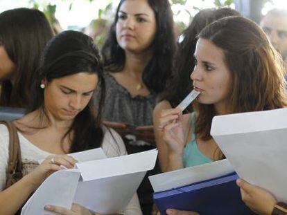 Opositores a profesores,en Sevilla entregando su proyecto.