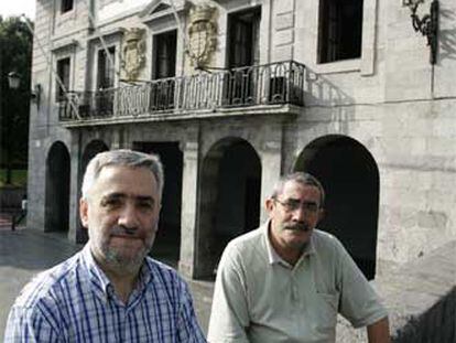 Los concejales Juan Carlos Cano (PP), a la izquierda, y Estanis Amuchastegui (PSE), ante el Ayuntamiento de Andoain.