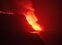 GRAF1142. TAZACORTE (LA PALMA), 29/09/2021.- La colada de lava que emerge de la erupción volcánica de La Palma ha llegado esta noche al mar en una zona de acantilados en la costa de Tazacorte. EFE/Miguel Calero