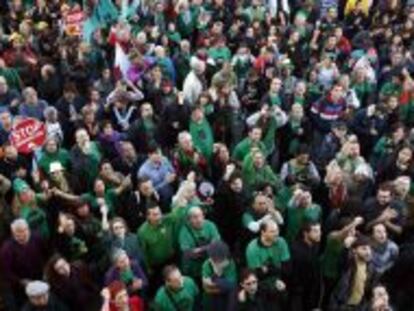 Actividas de la Plataforma de Afectados por las Hipotecas (PAH) protestan contra el desalojo de las familias de Salt.