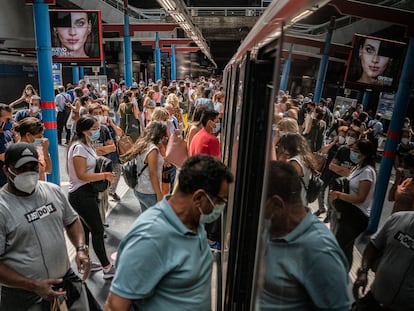 Movilidad casi normal en la estación de Principe Pío, Madrid.