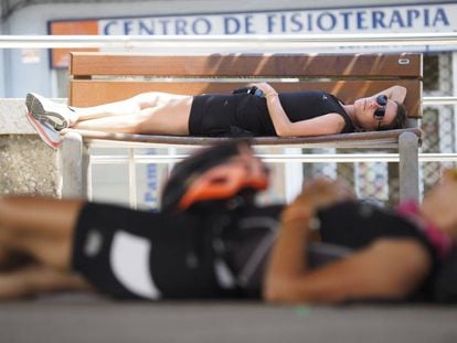 Dos peregrinas en bici descansan el jueves pasado en la plaza cubierta del centro de Palas de Rei (Lugo).