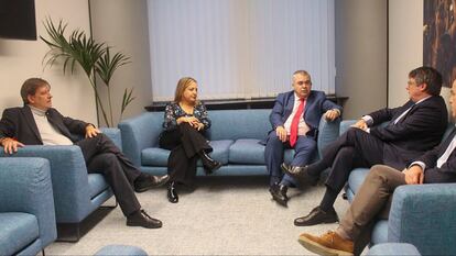 El expresidente de la Generalitat y eurodiputado de JxCat, Carles Puigdemont, y el secretario de organización del PSOE, Santos Cerdán, durante su reunión en Bruselas el pasado 30 de octubre.