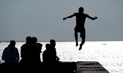 Un joven se lanza al agua en Malmö (Suecia).