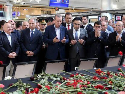 El presidente turco, Recep Tayyip Erdogan, reza en el aeropuerto de Estambul por las v&iacute;ctimas del atentado