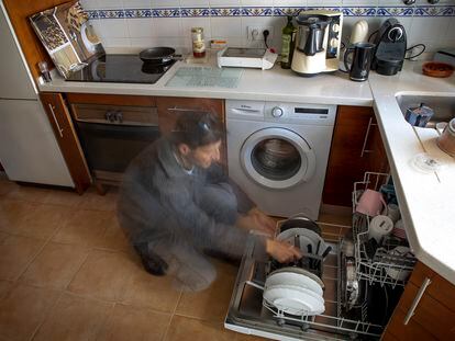 Un hombre recoge un lavavajillas en noviembre de 2021.