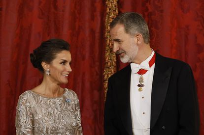 Los Reyes antes de la cena de gala que ofrecieron al mandatario de Catar y a su esposa, el 17 de mayo en el Palacio Real.