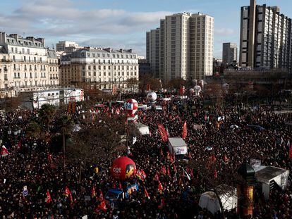Manifestación en París en contra del proyecto de Macron de reformar el sistema de pensiones y que retrasaría la edad de jubilación de los 62 a los 64 en toda Francia en 2030.