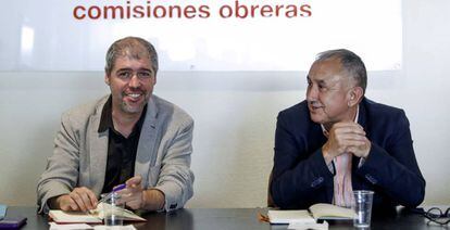 A la izquierda, el secretario general de CC OO, Unai Sordo, junto a su homólogo en la UGT, Pepe Álvarez