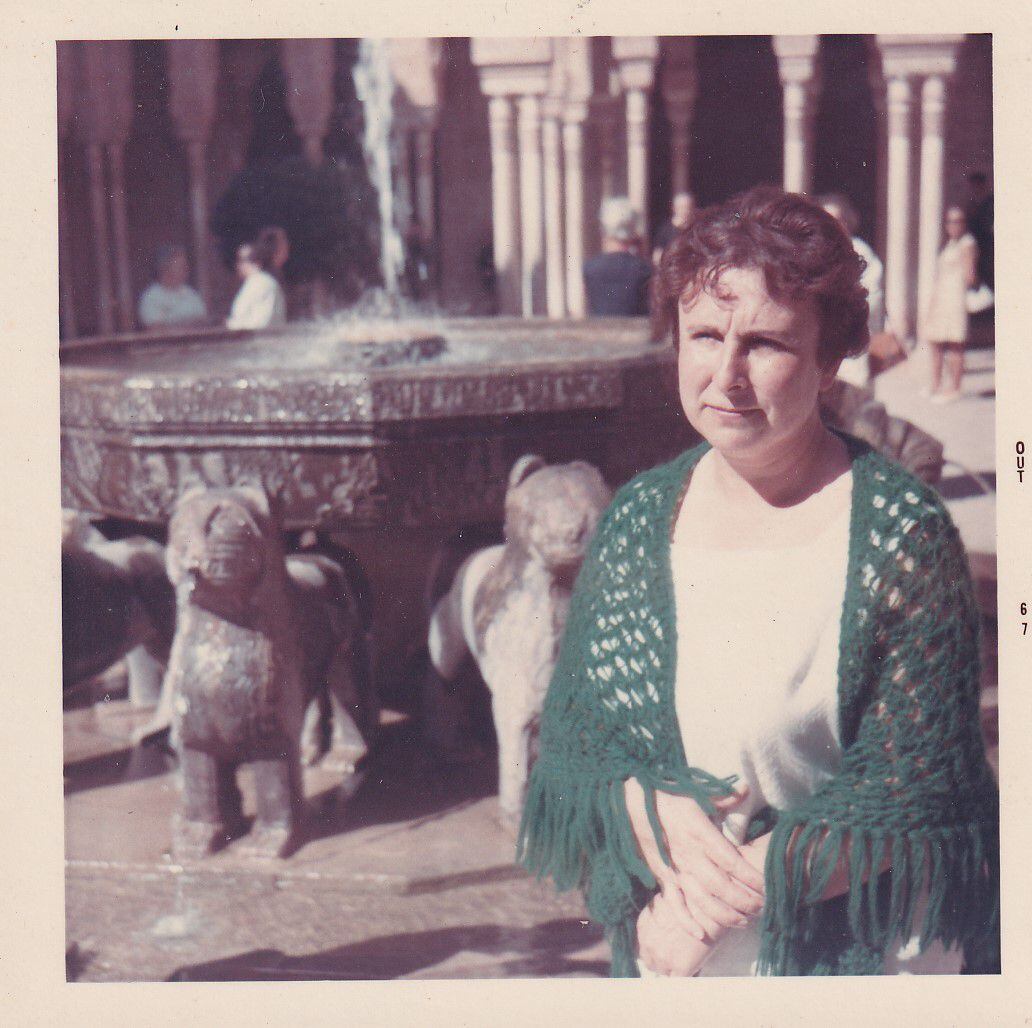 La escritora portuguesa Agustina Bessa-Luís, en el Patio de los Leones de la Alhambra, Granada, en 1967.