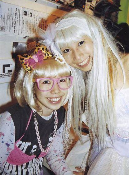 Yuki y Mamba, dos dependientas de Spank! Su estilo es una mezcla de <i>decora </i>(elementos infantiles) y de los ochenta de EE UU.
