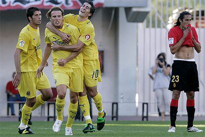 Diego Forlan celebra uno de sus goles contra el Mallorca.