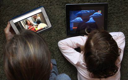 Dos personas ven series de television en tabletas y telefonos m&oacute;viles.