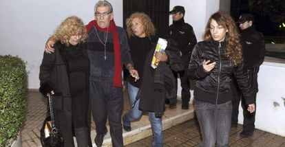 Montes Neiro sale con varios familiares del juzgado de Marbella tras ser puesto en libertad con cargos la noche del viernes.