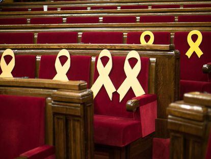 Llaços grocs al Parlament en una imatge d'arxiu.