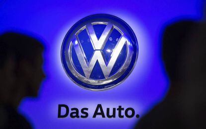 Logo de Volkswagen y su eslogan en la Feria del Automóvil en Fráncfort.
