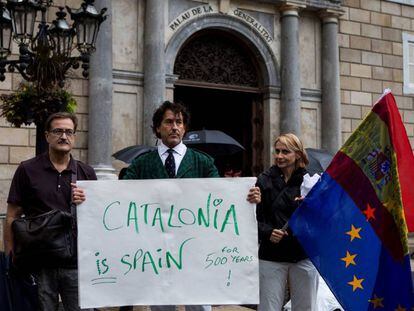 Álvaro de Marichalar protesta davant del Palau de la Generalitat.