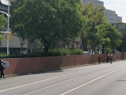 Manteros huyendo de la Guardia Urbana en la Ronda Litoral.