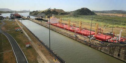 Vista panor&aacute;mica de dos barcos transitando la esclusa de Miraflores en el Canal de Panam&aacute;.