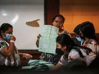 Recuento de votos en un colegio electoral en Chinautla (Guatemala), el pasado 25 de junio.