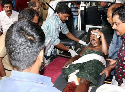 Funcionarios m&eacute;dicos llevan a un hombre herido al hospital de Paravur, India. 