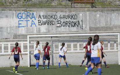 Pintada a fabvor de ETA en el campo de fútbol de Añorga (San Sebastián).