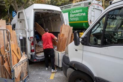 Empleados de una empresa de instalación de parqué de Badalona cargan y descargan madera frente a un hotel de la calle de Consell de Cent. En la misma esquina, su furgoneta y otros cinco vehículos están mal aparcados por falta de plazas.