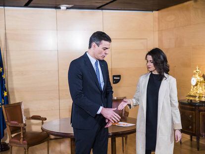 Pedro Sánchez saluda ayer a Inés Arrimadas en una sala del Congreso de los Diputados.