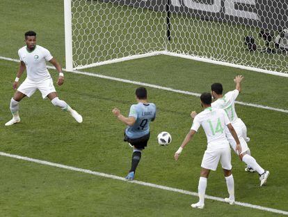Suárez marca el primer gol de Uruguay.