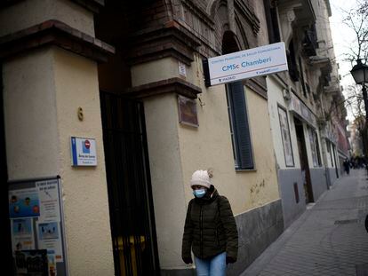 Una calle del distrito de Chamberí, en Madrid, cuya zona sanitaria mantiene las restricciones de movilidad frente a la pandemia de covid-19.