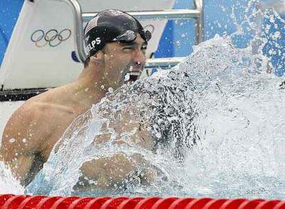 Michael Phelps festeja su séptima medalla de oro.