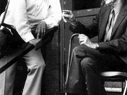 Allen Ginsberg (izquierda) y William S. Burroughs, padrinos de la generación <i>beat.</i>