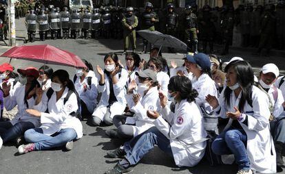Estudiantes de medicina protestan este lunes en La Paz.