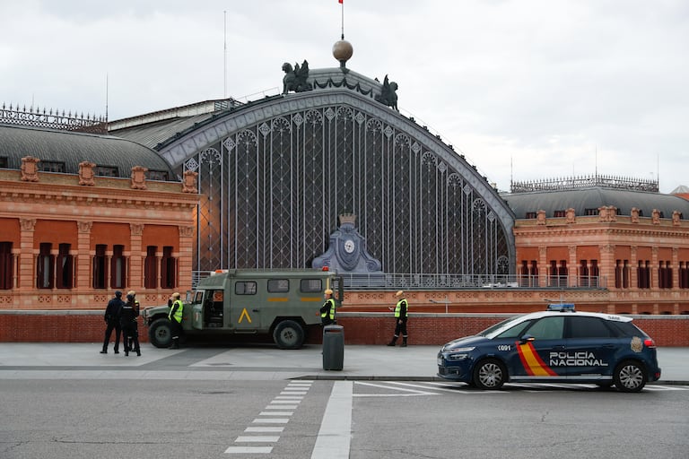 Miembros de la Unidad Militar de Emergencias desplegados el domingo en la estación de Atocha, en Madrid.